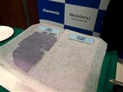 高性能断熱シート「ナスビス」（右）＝１１日、東京都港区