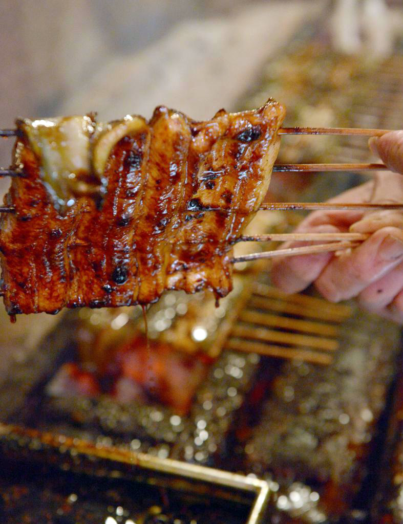 ふっくらと香ばしく焼き上げられるうなぎ＝大阪市北区のうなぎ専門店「志津可」