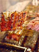 ふっくらと香ばしく焼き上げられるうなぎ＝大阪市北区のうなぎ専門店「志津可」