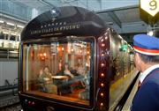 運行開始から１年。ＪＲ博多駅を出発する豪華寝台列車「ななつ星ｉｎ九州」