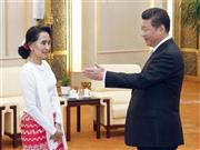 中国の習近平国家主席（右）との会談に向かうミャンマー最大野党、国民民主連盟（ＮＬＤ）党首のアウン・サン・スー・チー氏＝２０１５年６月１１日、中国・首都北京市西城区の人民大会堂（共同）