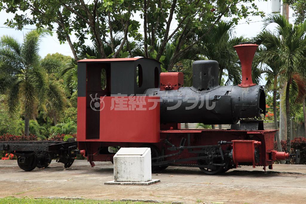 製糖工場とサトウキビ畑を結んだ蒸気機関車＝２０１５年４月２６日、米自治領・北マリアナ諸島のサイパン島（佐藤良一さん撮影）