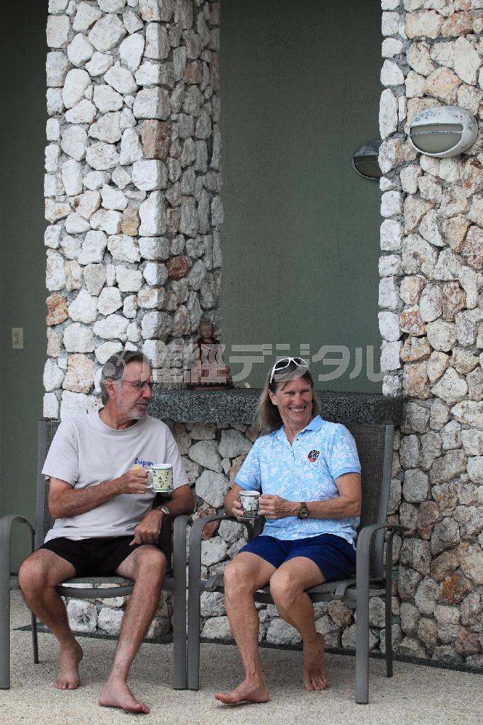 マリアナス・コーヒーのチャック夫妻＝２０１５年４月２６日、米自治領・北マリアナ諸島のサイパン島（佐藤良一さん撮影）