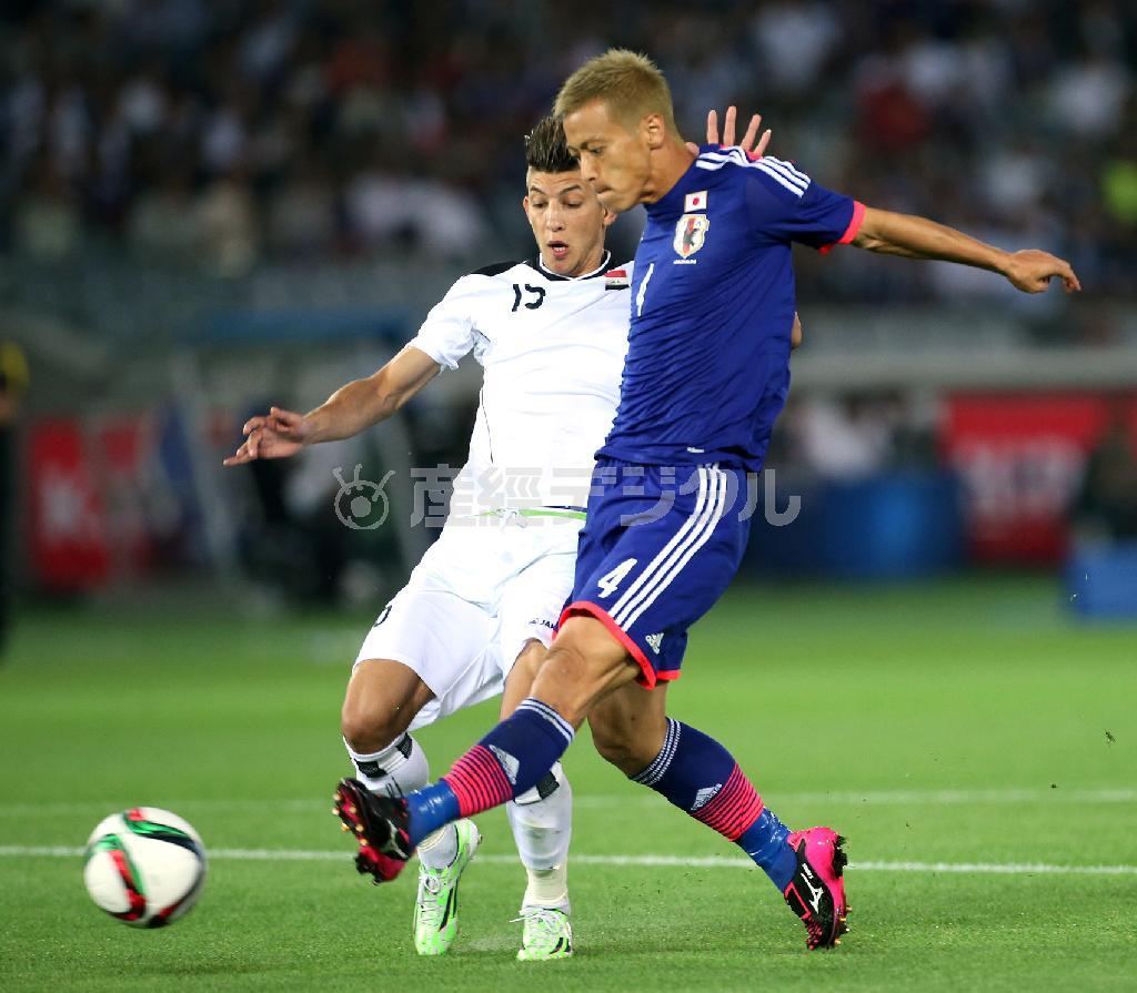 イラク戦の前半５分、先制ゴールを決める本田圭佑（けいすけ、右）＝２０１５年６月１１日、神奈川県横浜市港北区・日産スタジアム（古厩正樹撮影）