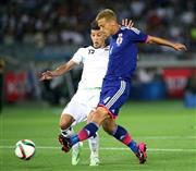 イラク戦の前半５分、先制ゴールを決める本田圭佑（けいすけ、右）＝２０１５年６月１１日、神奈川県横浜市港北区・日産スタジアム（古厩正樹撮影）