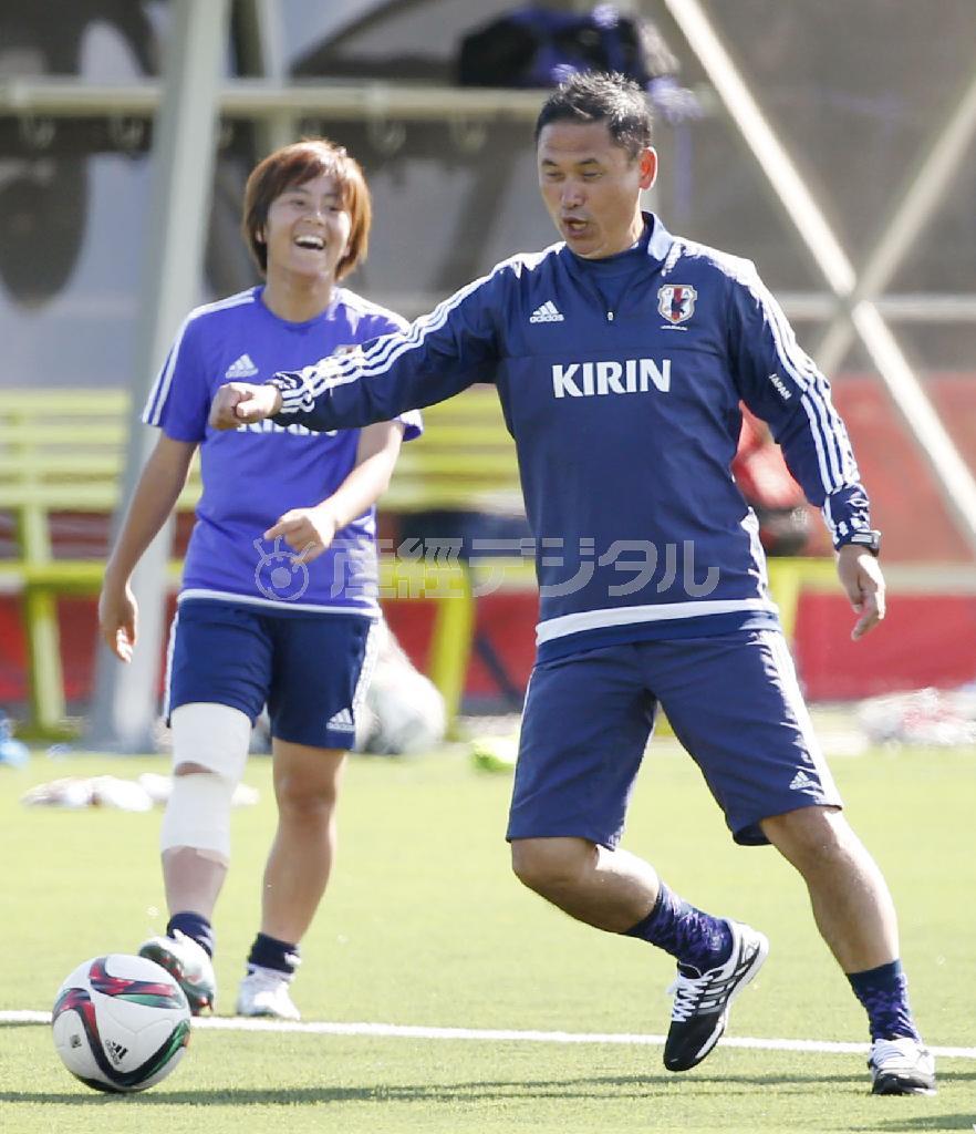 練習で選手に交じってボールを追う佐々木則夫監督。左は岩渕真奈（まな）＝２０１５年６月１０日、カナダ・ブリティッシュコロンビア州バンクーバー（共同）