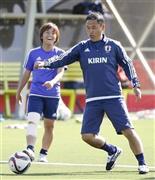 練習で選手に交じってボールを追う佐々木則夫監督。左は岩渕真奈（まな）＝２０１５年６月１０日、カナダ・ブリティッシュコロンビア州バンクーバー（共同）