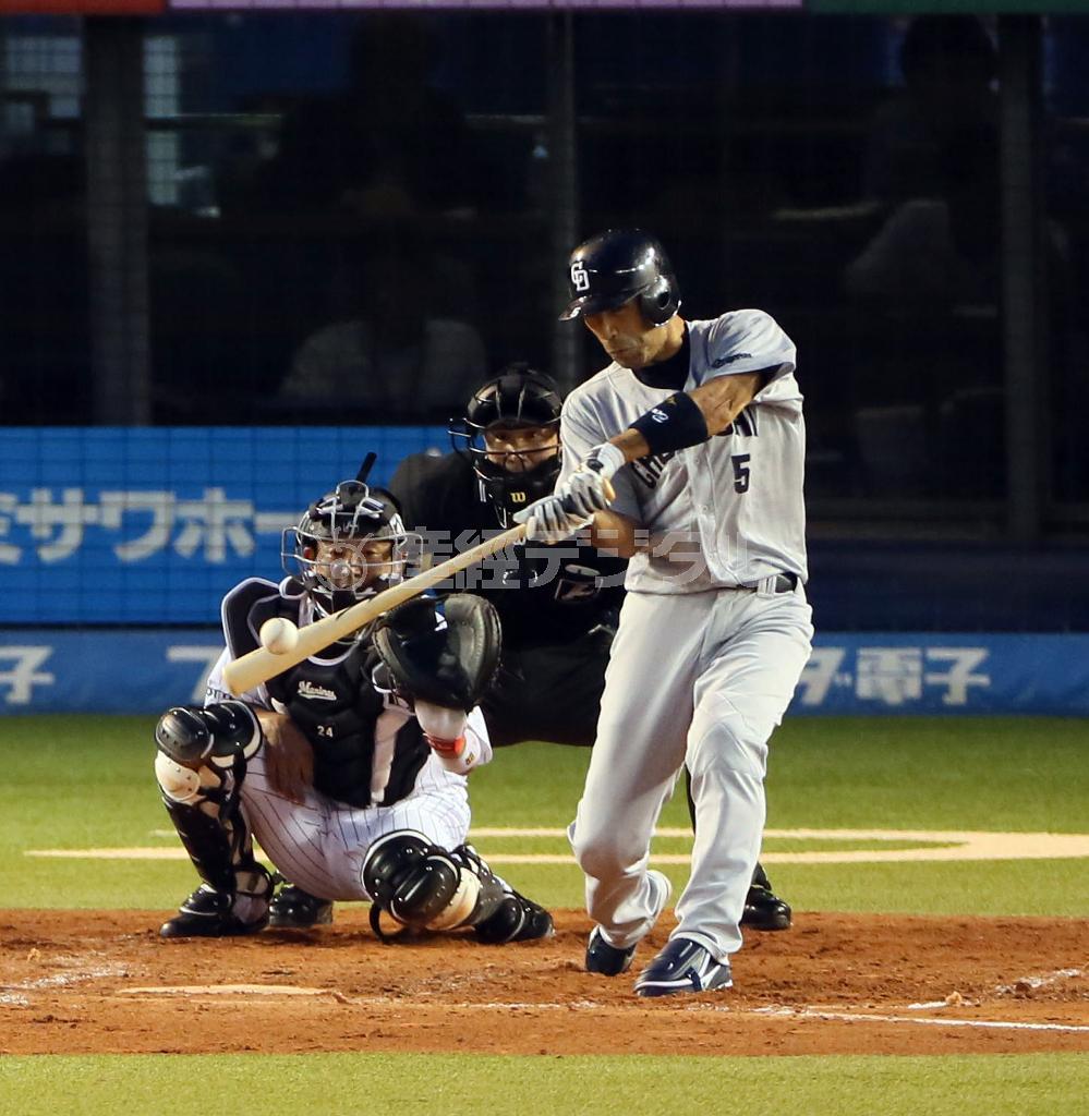 ロッテ戦の二回、左安打を放ち２０００本安打を達成した中日の和田一浩（右）＝２０１５年６月１１日、千葉県千葉市美浜区・ＱＶＣマリンフィールド(塩浦孝明撮影）