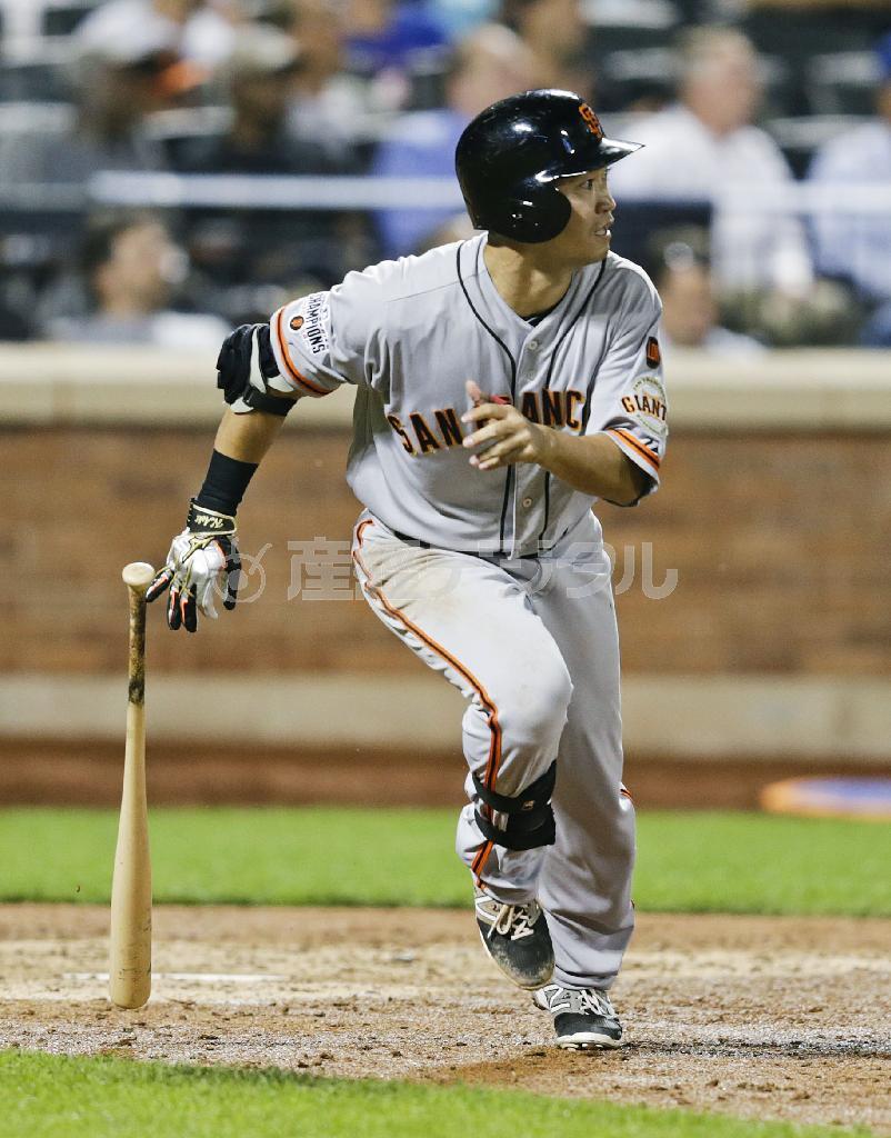 七回、左前打を放つジャイアンツの青木宣親（のりちか）＝２０１５年６月１０日、米ニューヨーク（ＡＰ）