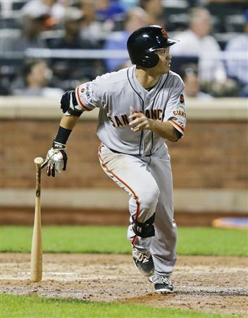 七回、左前打を放つジャイアンツの青木宣親（のりちか）＝２０１５年６月１０日、米ニューヨーク（ＡＰ）