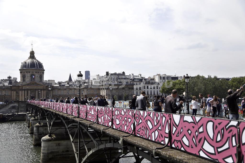 チュニジア系フランス人のストリートアーティスト、エル・シードさんの作品である木製パネル＝２０１５年６月１０日、フランス・首都パリ（ＡＰ）