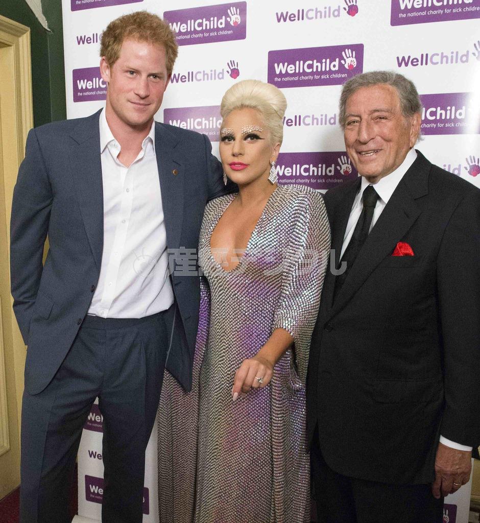 （右から）米歌手のトニー・ベネットさん、米歌姫のレディー・ガガさん、ヘンリー王子＝２０１５年６月９日、英国・首都ロンドン（ロイター）