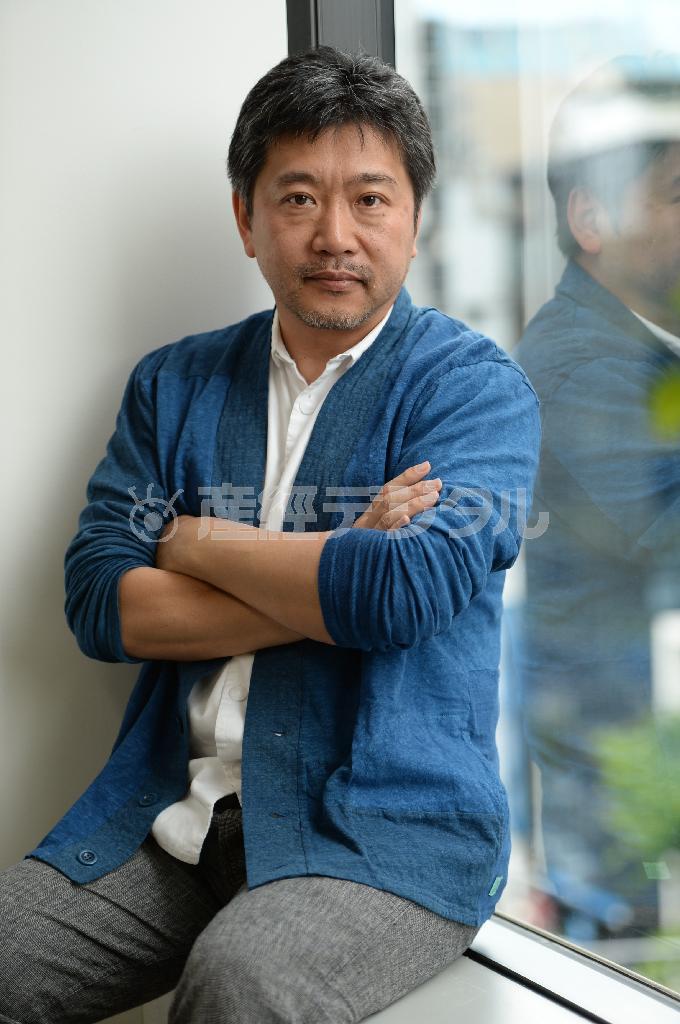 「よい映画祭は、普段考えない本質的なことを、立ち止まって考えられるような場所。そういう体験を（４姉妹を演じた）４人にさせたいなと思ってカンヌ国際映画祭に連れて行きます」と語る是枝裕和監督＝２０１５年４月３０日、東京都港区（寺河内美奈撮影）