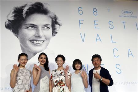 映画「海街ｄｉａｒｙ」の（左から）綾瀬はるかさん、長澤まさみさん、夏帆さん、広瀬すずさん、是枝裕和監督＝２０１５年６月１４日、フランス・カンヌ（ＡＰ）