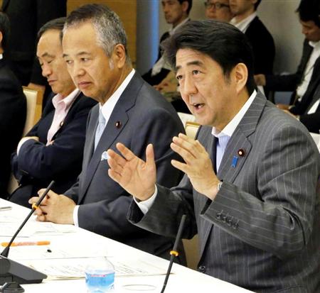 産業競争力会議であいさつする安倍首相＝１１日午後、首相官邸