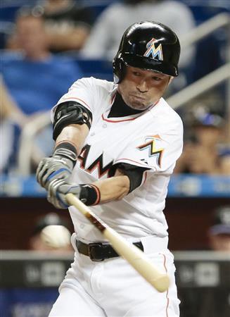 ロッキーズ戦の八回、代打で左翼線安打を放つマーリンズのイチロー＝２０１５年６月１１日、米フロリダ州マイアミ（共同）