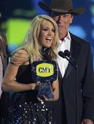 米歌手、キャリー・アンダーウッドさん（左）と米俳優、アーノルド・シュワルツェネッガーさん＝２０１５年６月１０日、米テネシー州ナッシュビル（ＡＰ）