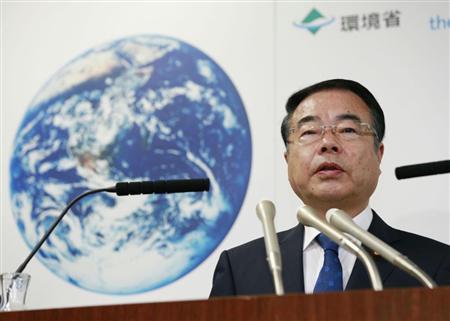 閣議後の記者会見で質問に答える望月環境相＝１２日午前、環境省