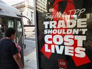 ワシントン中心部のバス停に掲示された、ＴＰＰ反対を訴えるポスター＝１１日（共同）