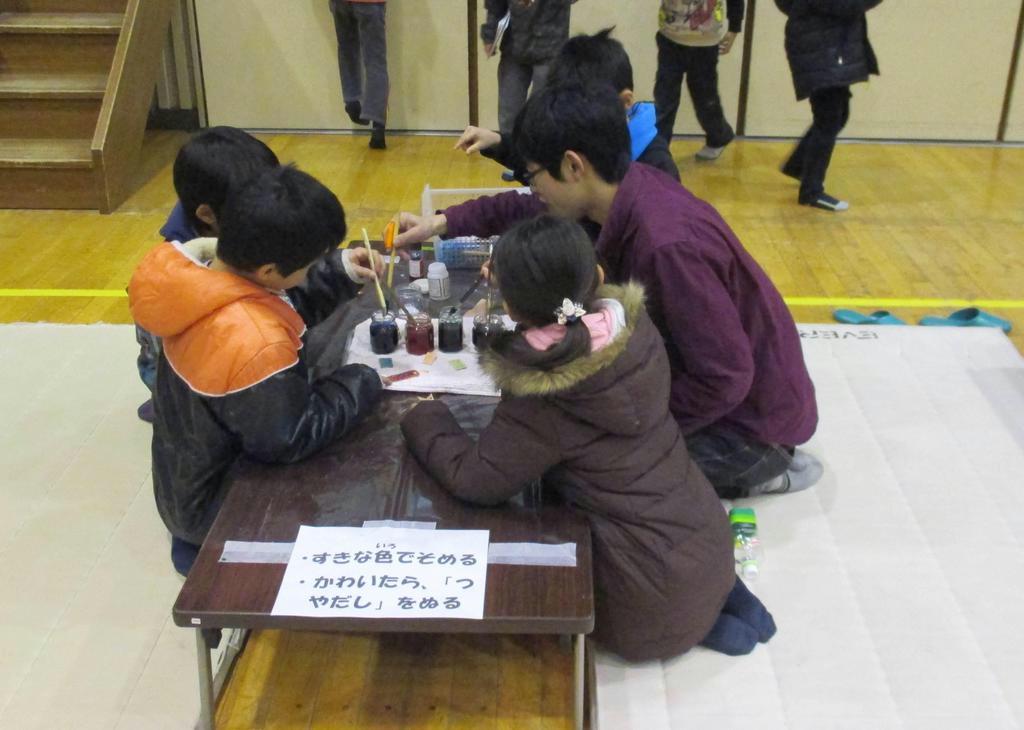 児童館のイベントで小学生と交流する多摩大の学生。多摩ニュータウンに住みながら、ボランティアなどの地域活動を担っている＝東京都多摩市