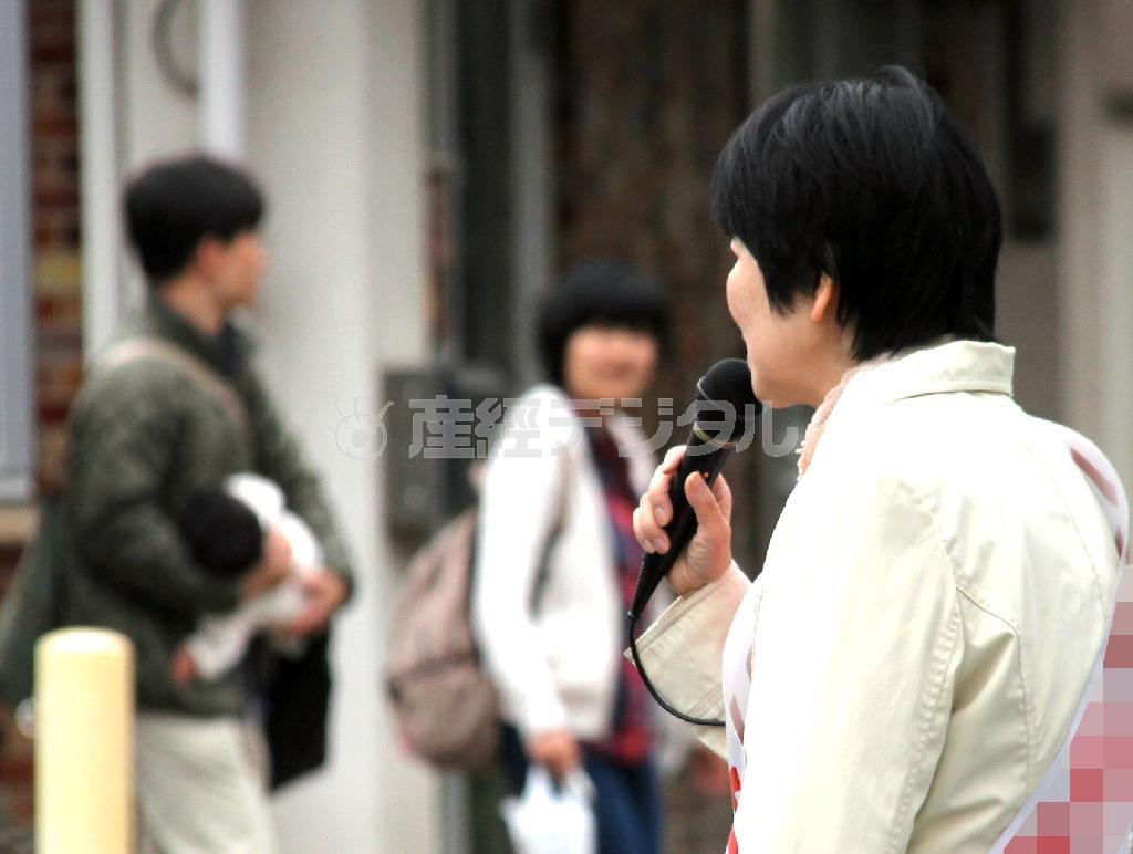 街頭でマイクを握り、支持を訴えた県議選の女性候補者＝２０１５年４月４日、埼玉県内（川畑仁志撮影）。※画像は一部加工しています。