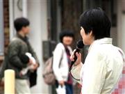街頭でマイクを握り、支持を訴えた県議選の女性候補者＝２０１５年４月４日、埼玉県内（川畑仁志撮影）。※画像は一部加工しています。