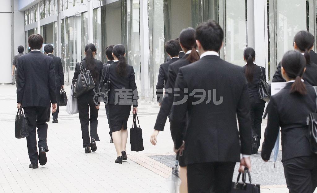 黒いスーツを身にまとい、企業の合同説明会に臨む学生たち＝２０１５年６月１２日、東京都文京区（共同）