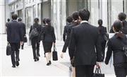 黒いスーツを身にまとい、企業の合同説明会に臨む学生たち＝２０１５年６月１２日、東京都文京区（共同）
