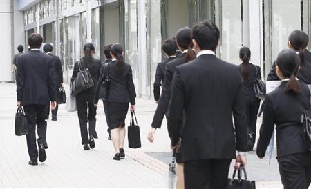 黒いスーツを身にまとい、企業の合同説明会に臨む学生たち＝２０１５年６月１２日、東京都文京区（共同）