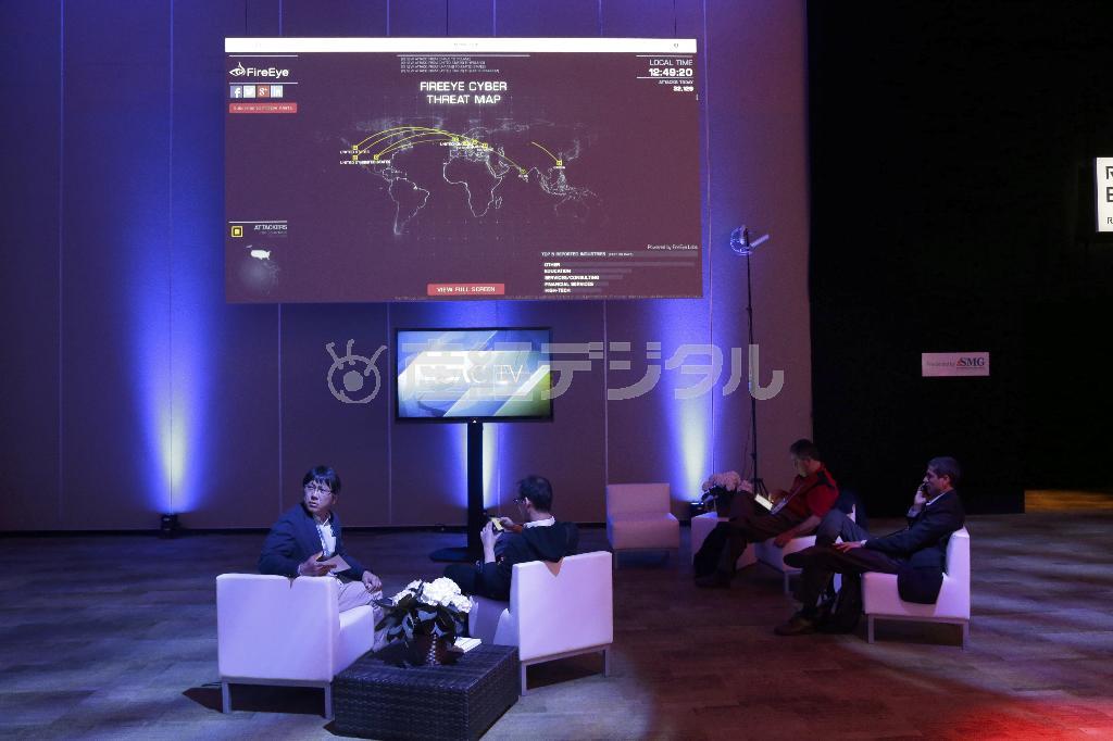 今年４月２２日、米カリフォルニア州サンフランシスコで開催された情報セキュリティー関係の世界有数の国際会議「ＲＳＡコンフェランス」のラウンジに設置された「サイバー攻撃の脅威度マップ」。今やサイバー空間の安全確保は、国家安全保障上の最重要課題の一つとなった＝２０１５年（ＡＰ）