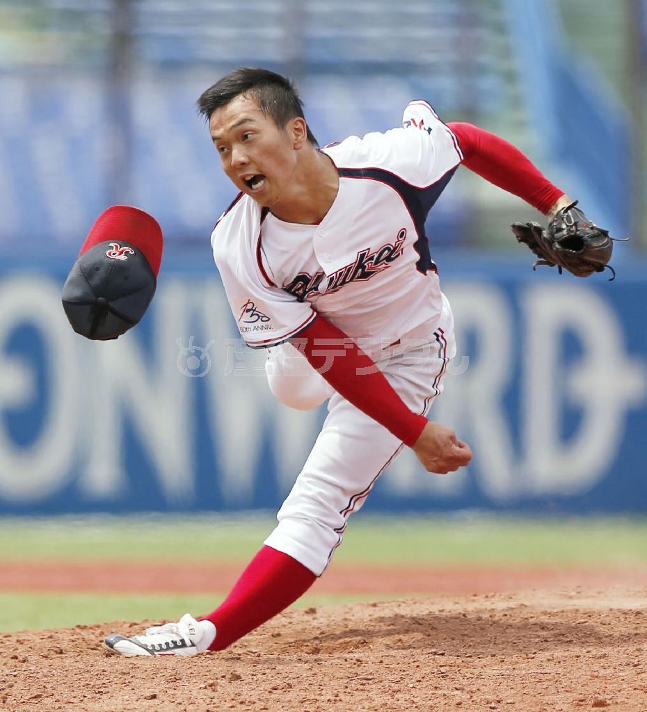 神奈川大戦で力投する流通経大・生田目（なばため）翼＝東京都新宿区・神宮球場（共同）