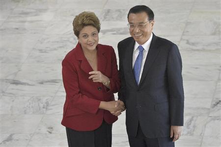 ブラジルの首都ブラジリアで握手を交わすルセフ大統領（左）と中国の李克強首相＝５月１９日（ＡＰ）