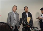 昭和シェル石油と新潟県が共同運営する「新潟雪国型メガソーラー」視察後に記者団の取材に応じる小泉純一郎氏（左）と細川護煕氏＝新潟市東区