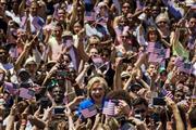 「公式キックオフ」と位置づけた大統領選に向けての決起集会で、熱烈な支持者らに囲まれて会心の笑顔を見せるヒラリー・クリントン前国務長官＝２０１５年６月１３日、米ニューヨーク・ルーズベルト島（ロイター）
