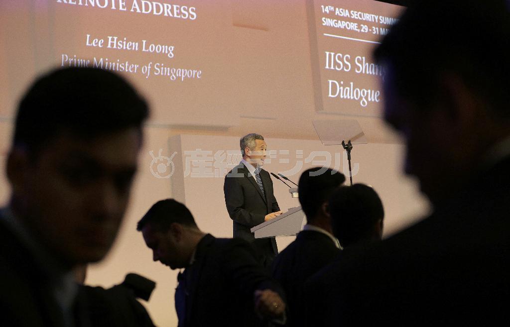 アジア安全保障会議で基調演説するシンガポールのリー・シェンロン首相。龍ににらまれたカエルのごとく中国を弁護し、見苦しかった＝２０１５年５月２９日、シンガポール（ＡＰ）