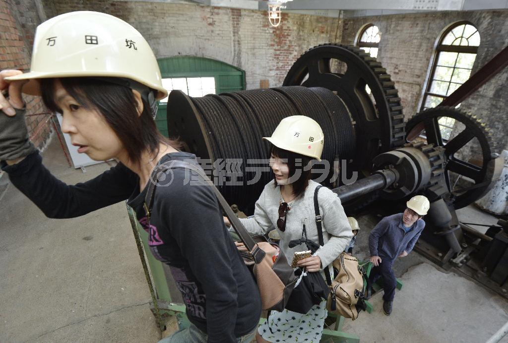 「明治日本の産業革命遺産」を構成する三池炭鉱の万田坑を見学する人たち＝２０１５年６月５日、熊本県荒尾市（共同）