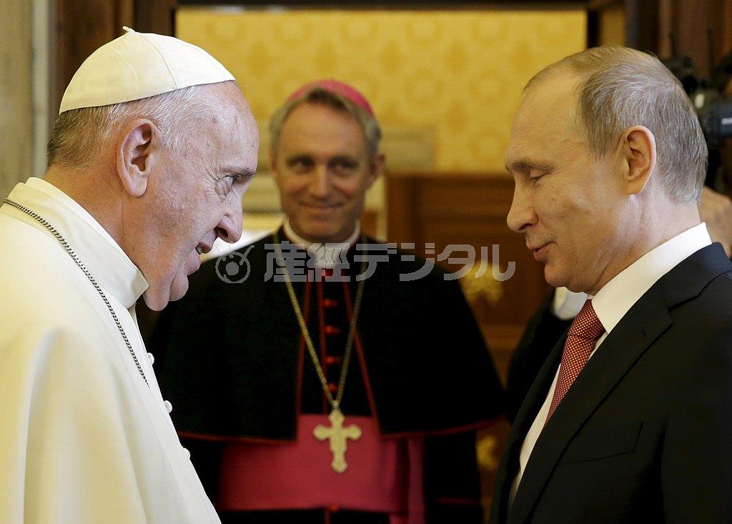 バチカンで会談するローマ法王フランシスコ（左）と、ウラジーミル・プーチン露大統領＝２０１５年６月１０日、バチカン（ロイター）