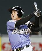 六回日本ハム１死一、二塁、矢野謙次が左越えに逆転３ランを放つ＝２０１５年６月１４日、北海道札幌市豊平区・札幌ドーム（共同）