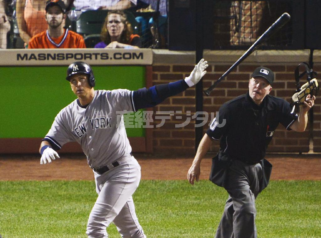 オリオールズ戦の六回、右中間に２ランを放ち、通算２千打点を突破したヤンキースのアレックス・ロドリゲス（左）＝２０１５年６月１３日、米メリーランド州ボルティモア（共同）