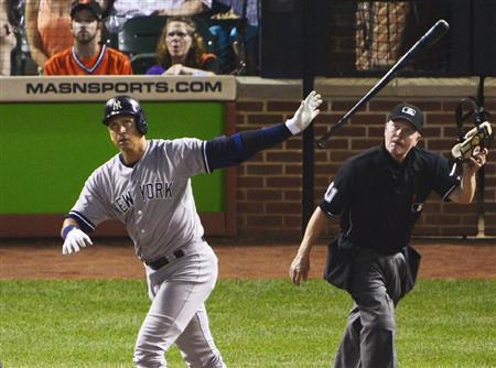 オリオールズ戦の六回、右中間に２ランを放ち、通算２千打点を突破したヤンキースのアレックス・ロドリゲス（左）＝２０１５年６月１３日、米メリーランド州ボルティモア（共同）