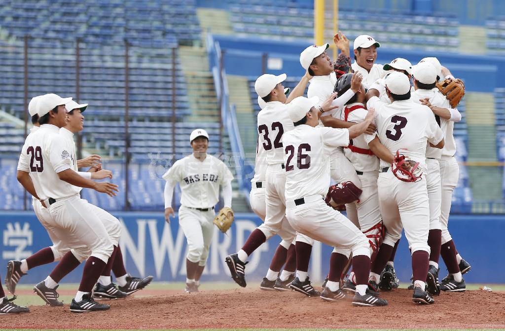 流通経大を下して３年ぶり５度目の優勝を決め、喜ぶ早大ナイン＝２０１５年６月１４日、東京都新宿区・神宮球場（共同）