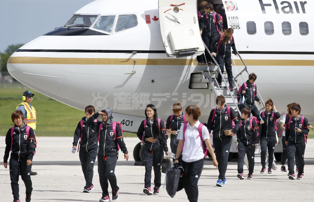 エクアドル戦のため、カナダ・マニトバ州ウィニペグに到着したサッカー女子日本代表＝２０１５年６月１３日（共同）