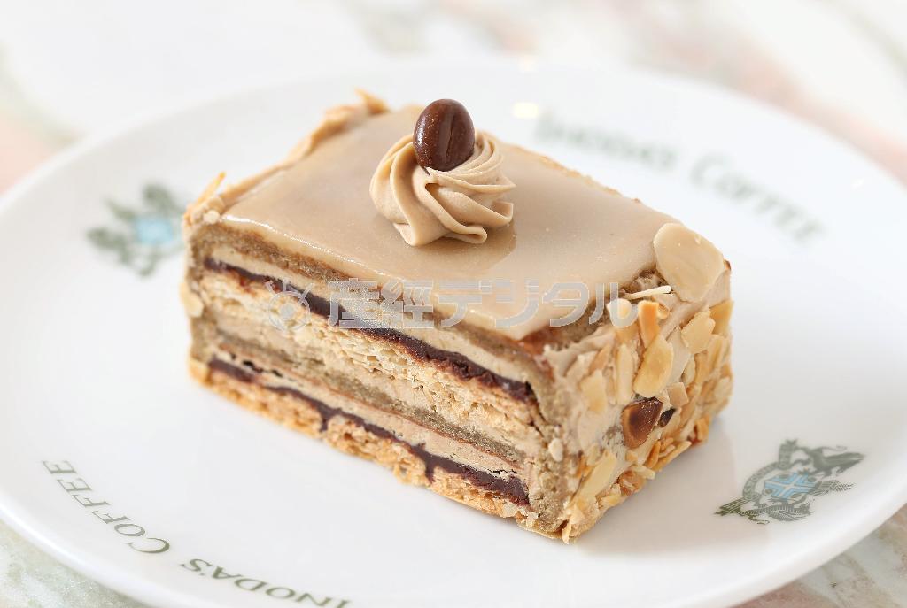 パイのサクサク感と、コーヒー、チョコ、バターの３種のクリームが上品な味わいを醸す「ロザーヌカフェ」＝２０１５年５月１２日、京都市中京区（志儀駒貴撮影）