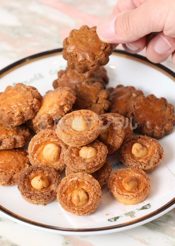 手作り感にこだわったコーヒーガレットやゴマガレット、ハーゼルヌスといった焼き菓子類は、自分用に購入する若い女性が多いという＝２０１５年５月１２日、京都市中京区（志儀駒貴撮影）