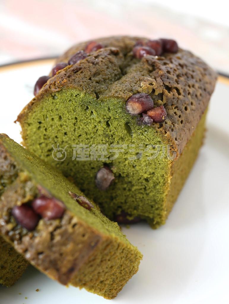 宇治抹茶と丹波大納言（小豆）をふんだんに使ったパウンドケーキ「抹茶パウンド」（１０８０円）も濃厚で高級感あふれる味わい＝２０１５年５月１２日、京都市中京区（志儀駒貴撮影）