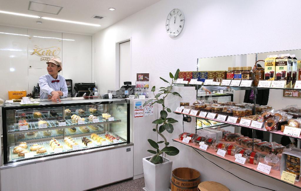 スイーツ好きにはたまらない店内。カウンター４席ではコーヒーの試飲ができる＝２０１５年５月１２日、京都市中京区（志儀駒貴撮影）