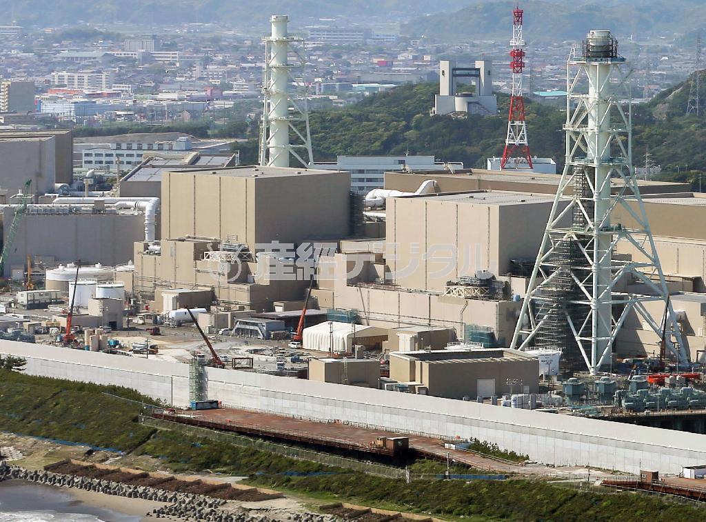 中部電力浜岡原発の（左から）３号機と４号機＝２０１５年５月１３日、静岡県御前崎市（共同）
