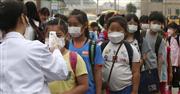 ＭＥＲＳ対策のため、体温チェックの順番を待つ韓国の小学生＝１５日、平沢（ロイター）