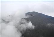 １１日午後４時ごろの浅間山の火口周辺＝長野、群馬県境