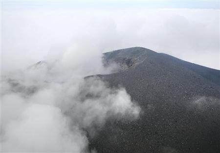 １１日午後４時ごろの浅間山の火口周辺＝長野、群馬県境